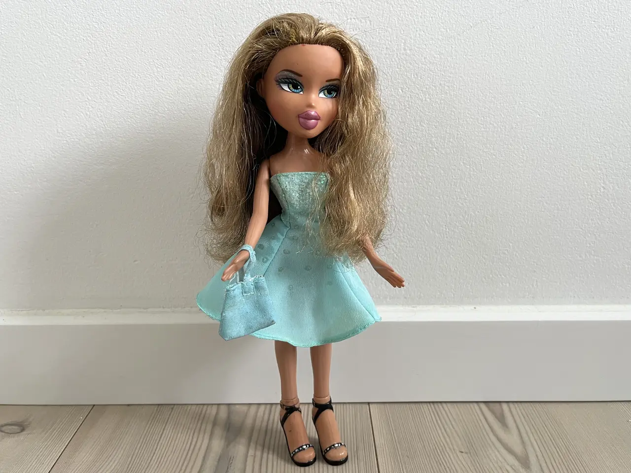 Billede 3 - Bratz Hollywood Style Yasmin med original kjole og