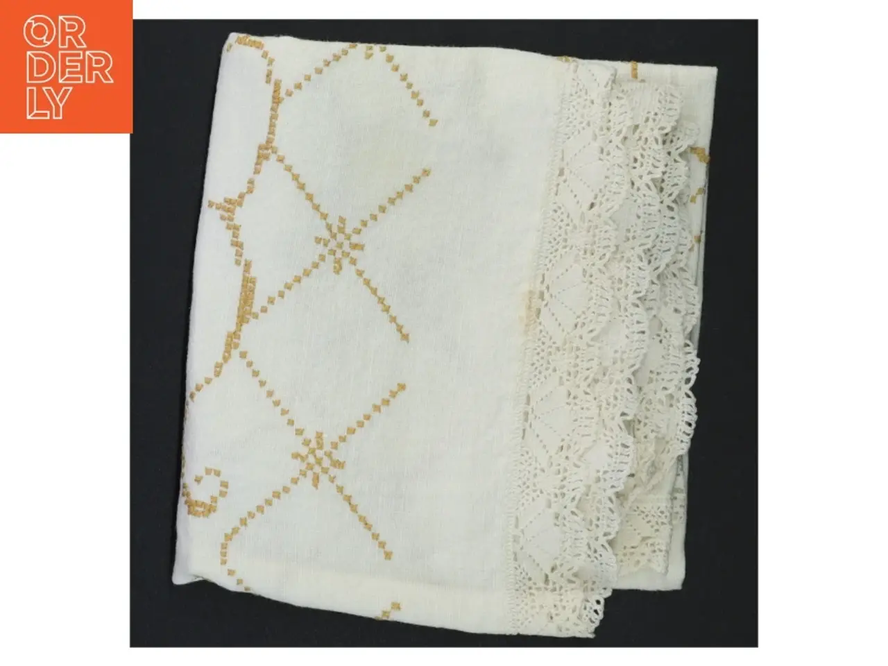 Billede 1 - Hvid broderet dug med blondedetaljer (str. 70 x 67 cm)