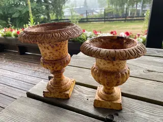 Franske støbejernsvaser med patina