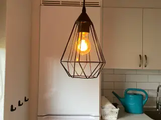 Loftslampe i sort metal