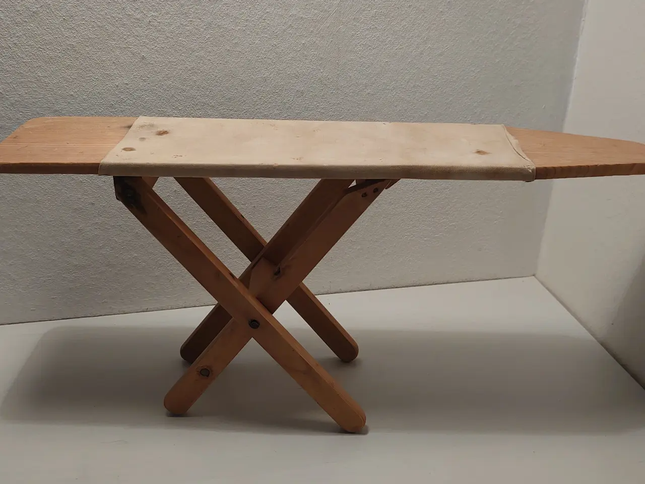 Billede 1 - Fængselslegetøj?Gammelt dukke strygebræt.L43cm.