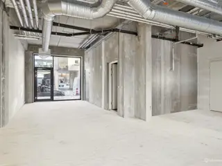 Hjørnelejemål på 149 m² med markant synlighed mod gaden