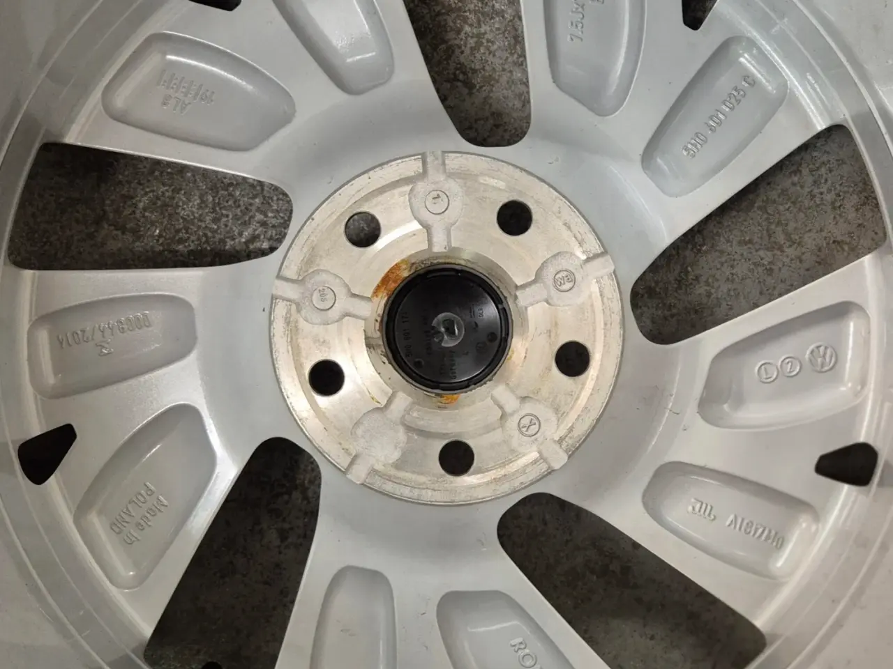 Billede 4 - VW ORIGINAL ALUFÆLGE MED NYE SOMMERDÆK 5x112