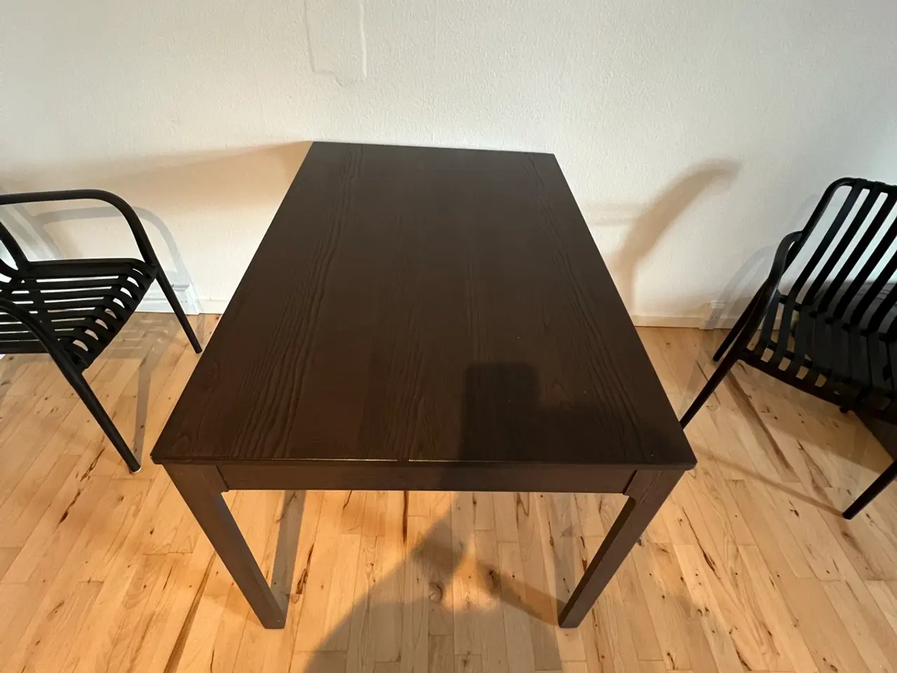 Billede 2 - Spisebord i mørkt træ, 80x120/180 cm