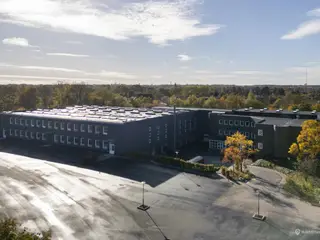 Stor kontor og lagerejendom med ledige lejemål i varierende størrelser som gør det muligt at finde et lejemål efter behov