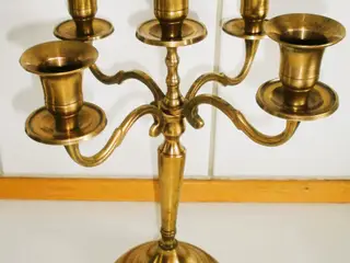 5 Armet Antik lysestage, - MESSING.