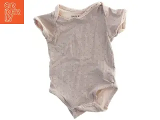 Lyserød bodystocking med prikker fra Baby Basics (str. 74)