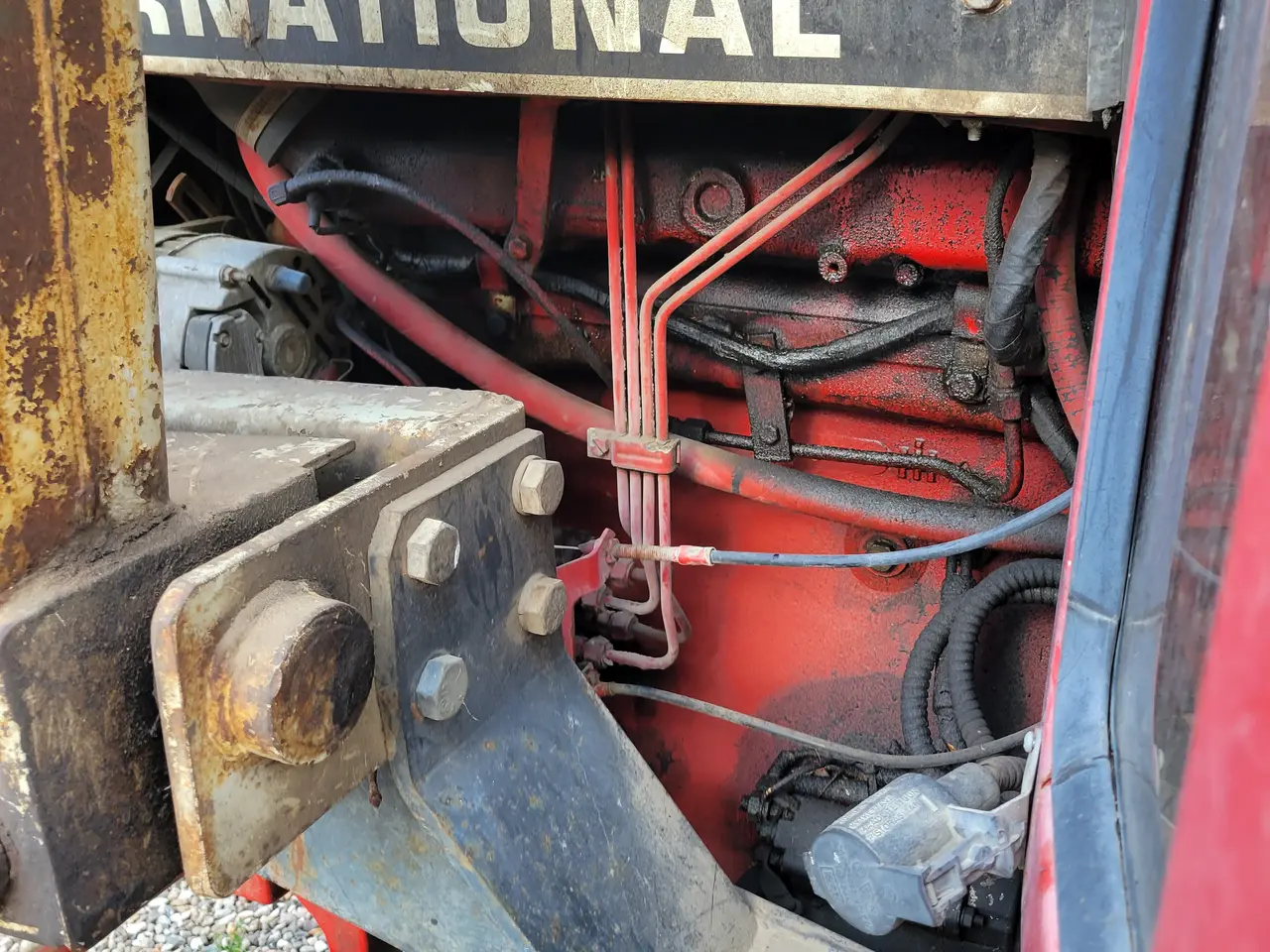 Billede 14 - Traktor IH 685 XL  – påhængsvogn og redskaber