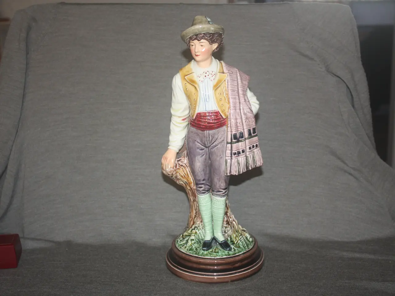 Billede 1 - Antik Figur 33,5 cm med en vase på bagsiden