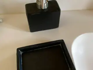 Sæbedispenser og sæbeskål