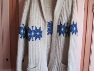  uld cardigan i str L med blå mønster rundt om