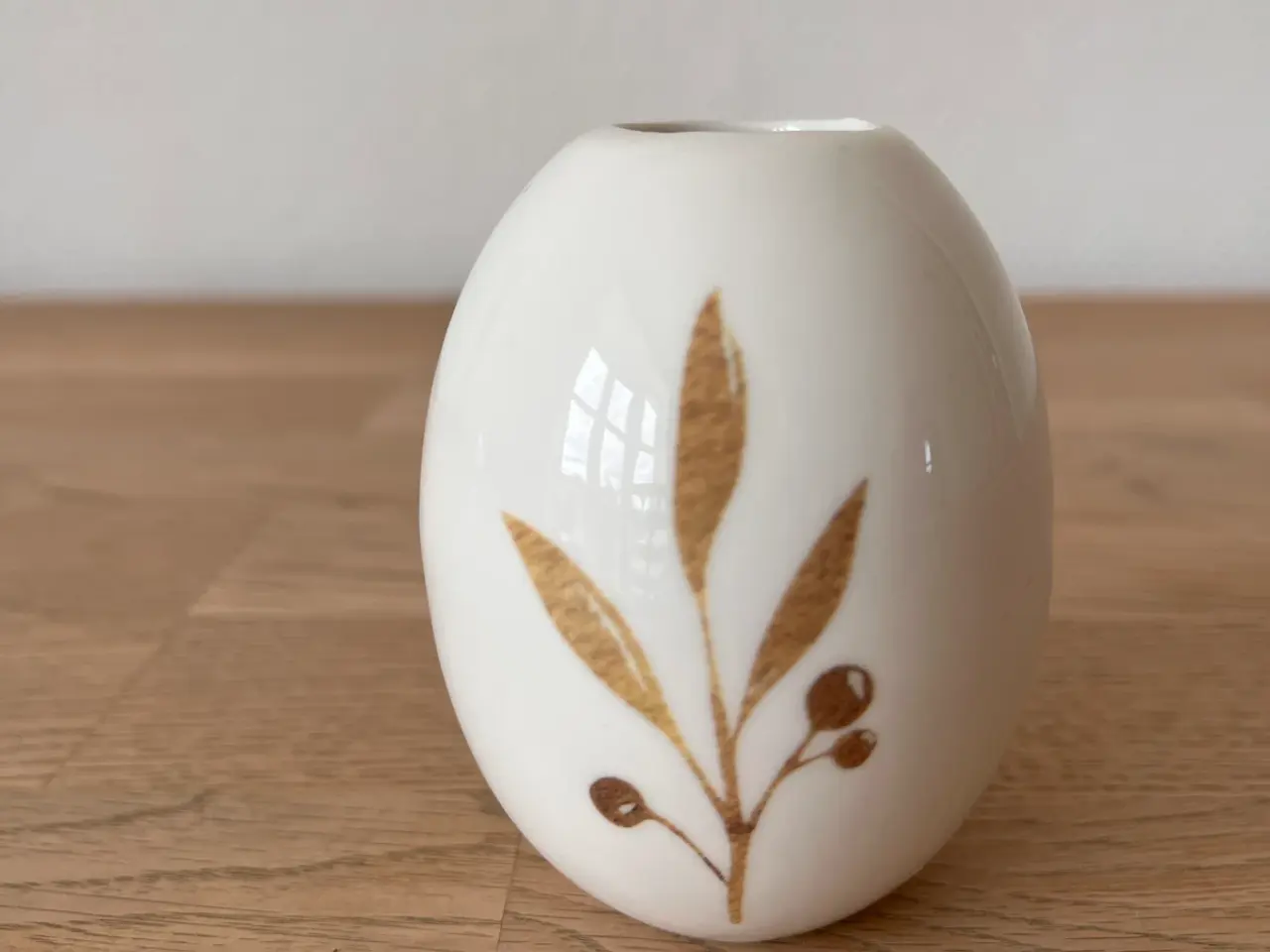 Billede 2 - Vase med blomstermotiver. Højde ca. 7 cm