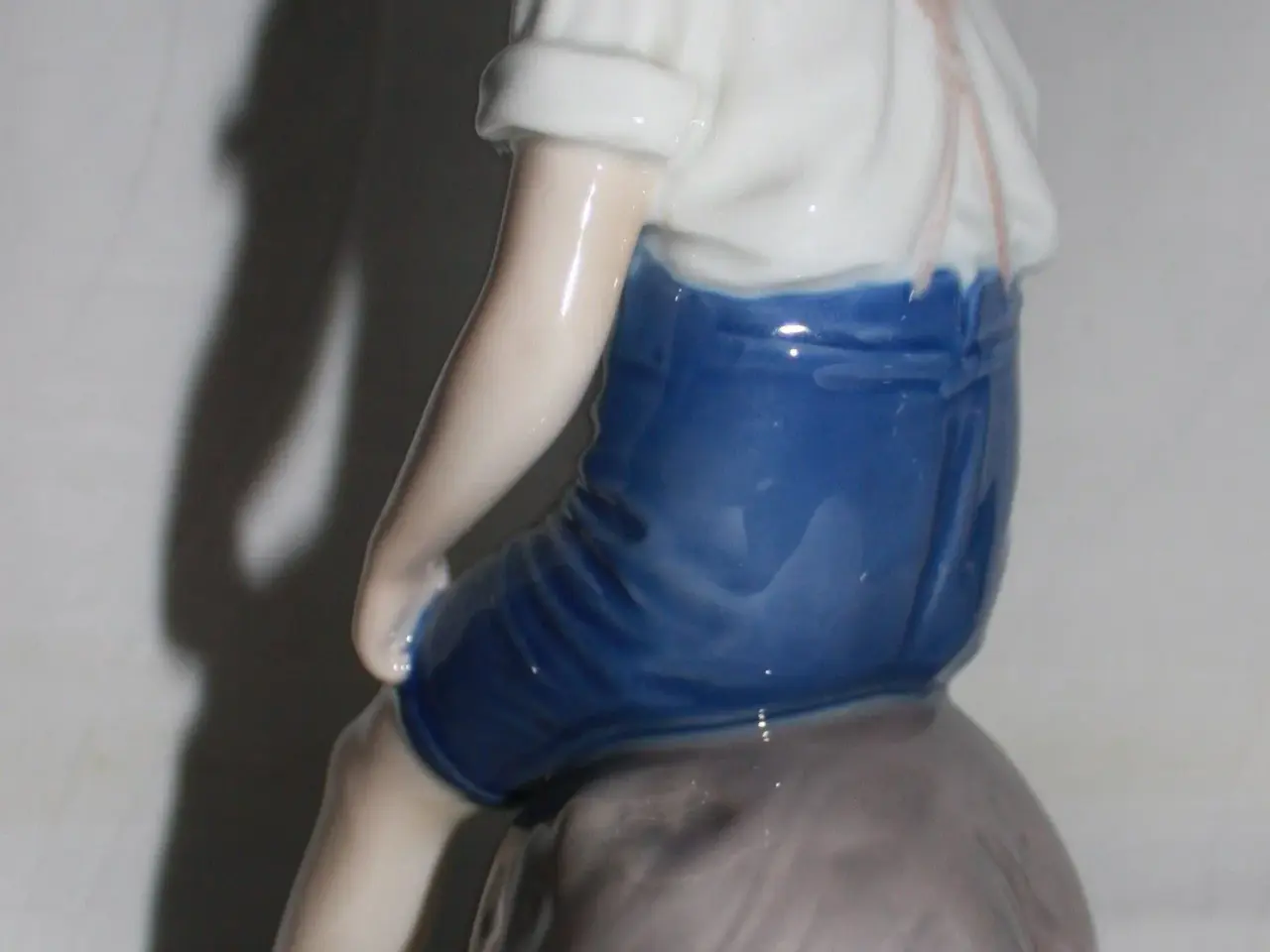 Billede 4 - Porcelænsfigur "dreng på sten" fra B&G