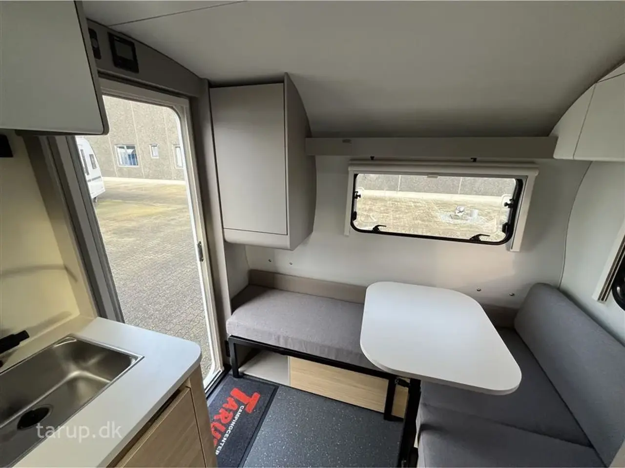 Billede 15 - 2026 - Adria Action 391 PD   Tværstillet dobbeltseng, L-siddegruppe, LED-kanallys, TV-holder,  XL-aksel, alufælge, stort køleskab, el-gulv-varme, Truma Combi 4