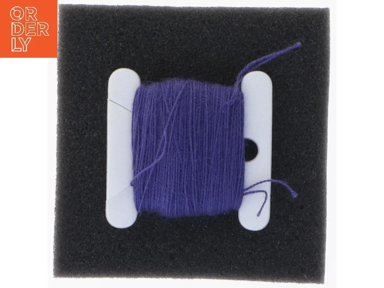 Billede 1 - Broderitråd på plastikspole (str. 4 x 4 cm)