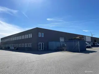 Lager/værksted med kontor samt indhegnet og befæstet oplagsplads