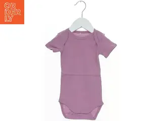 Lilla bodystocking til baby fra Name It (str. 68)