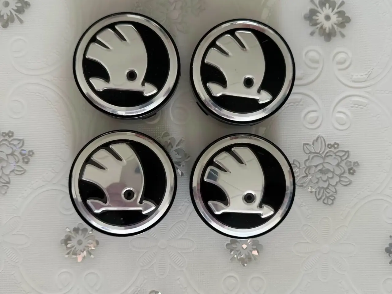 Billede 2 - Skoda navkapsel emblem sæt til fælge
