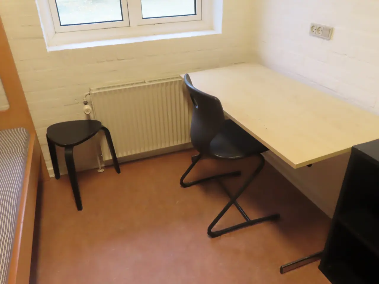 Billede 2 - Indhold på værelse af bord, køjeseng, skab mv.