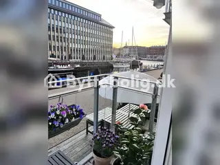 Christianshavner lejlighed med terrasse ud til kanalen