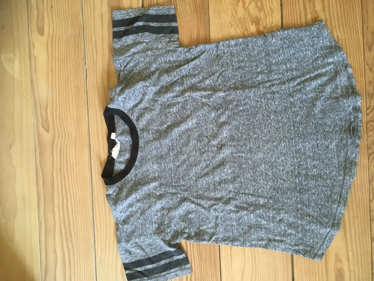 Billede 4 - 4 bluser, 1 par shorts, 1 bælte str S