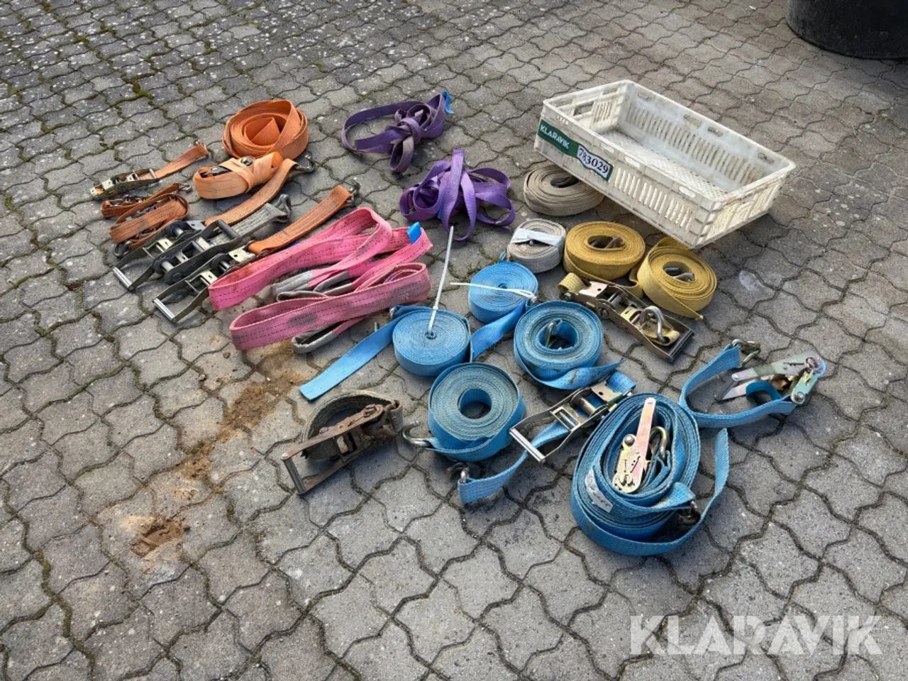 Billede 3 - Med skralder, kroge og plastkasse