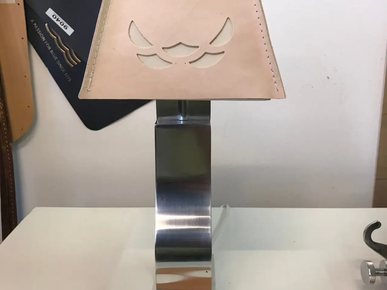 Billede 3 - Håndlavet redesign lampe i læder og krom
