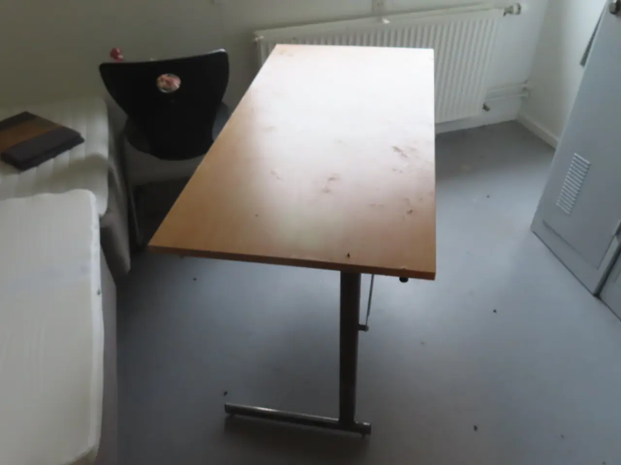 Billede 2 - Indhold på værelse af bord, seng, skab mv.