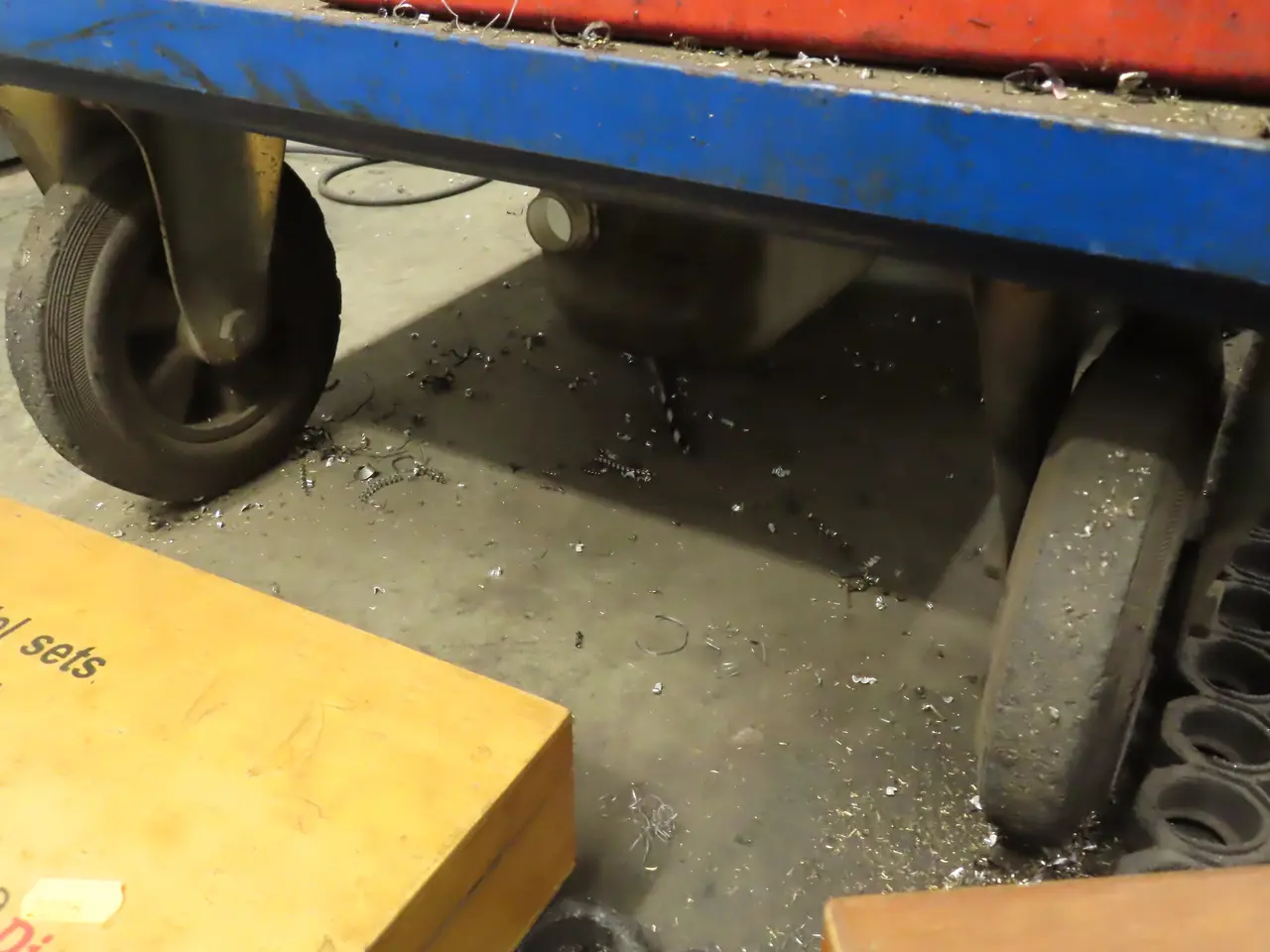 Billede 2 - Arbejdsbord med indhold