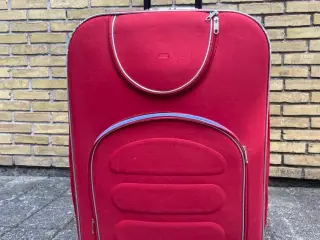 Rød kuffert med hjul