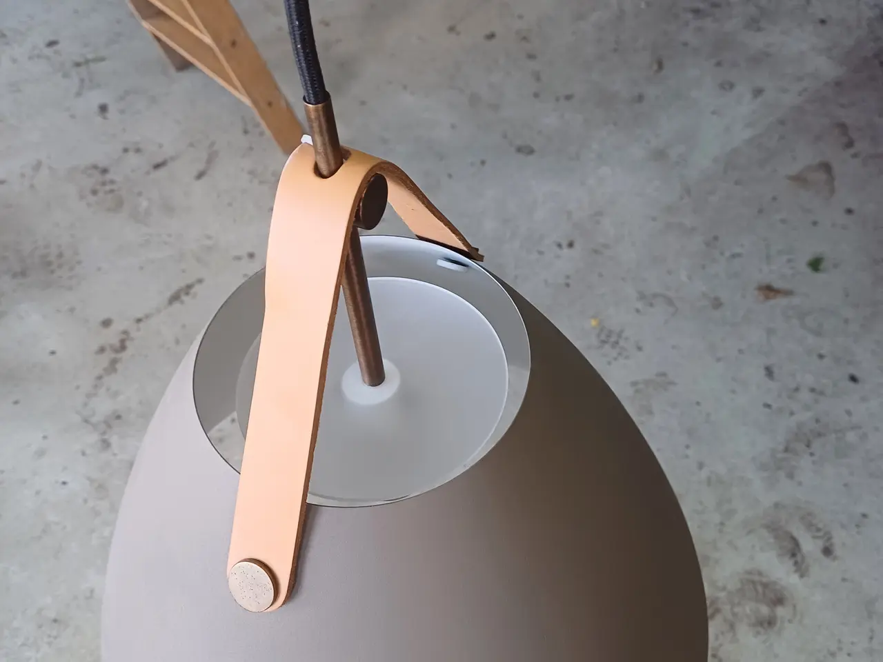 Billede 1 - Design for the People pendel i grå