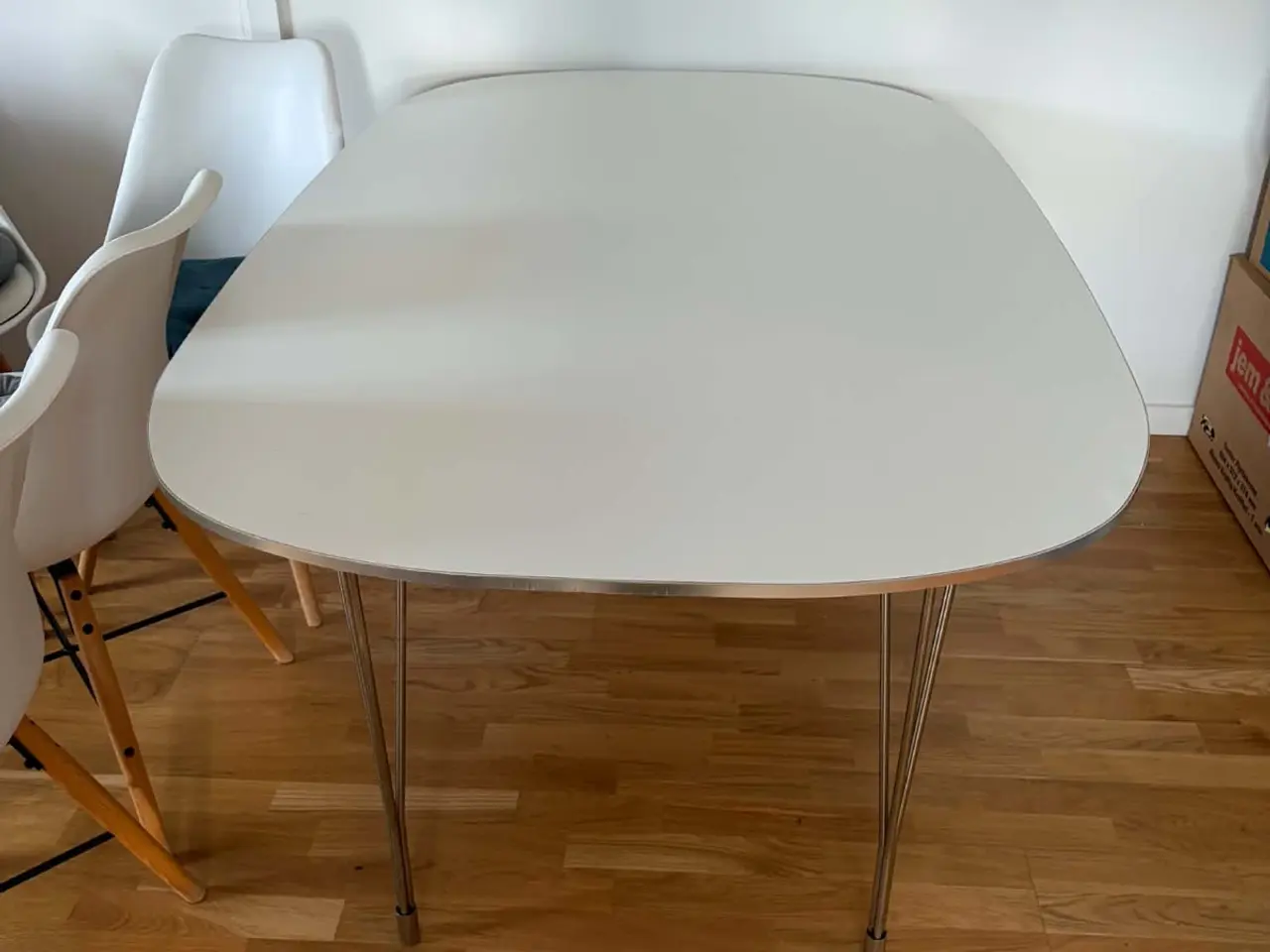 Billede 6 - Klassisk hvidt spisebord med stålben