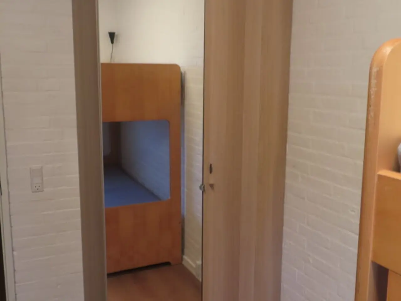Billede 4 - Indhold på værelse af bord, køjeseng, skab mv.