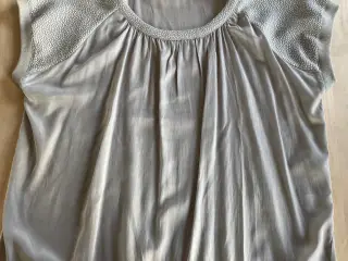 Grå kortærmet bluse fra House of Soul, str 42