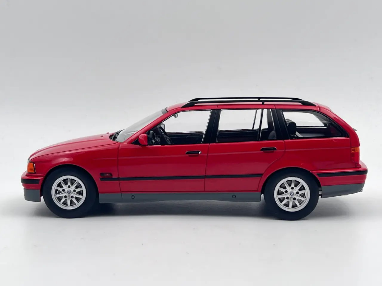 Billede 2 - 1995 BMW 320i Touring E36 1:18 Flot og detaljeret