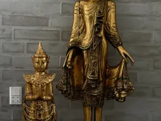 To store Mandalay Buddha i massivt træ