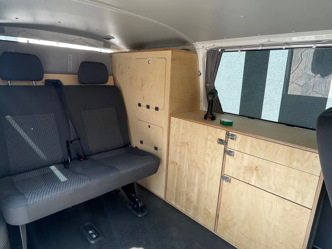 Billede 5 - Eftermontering af bænksæde til VW Bus T5/T6 lang