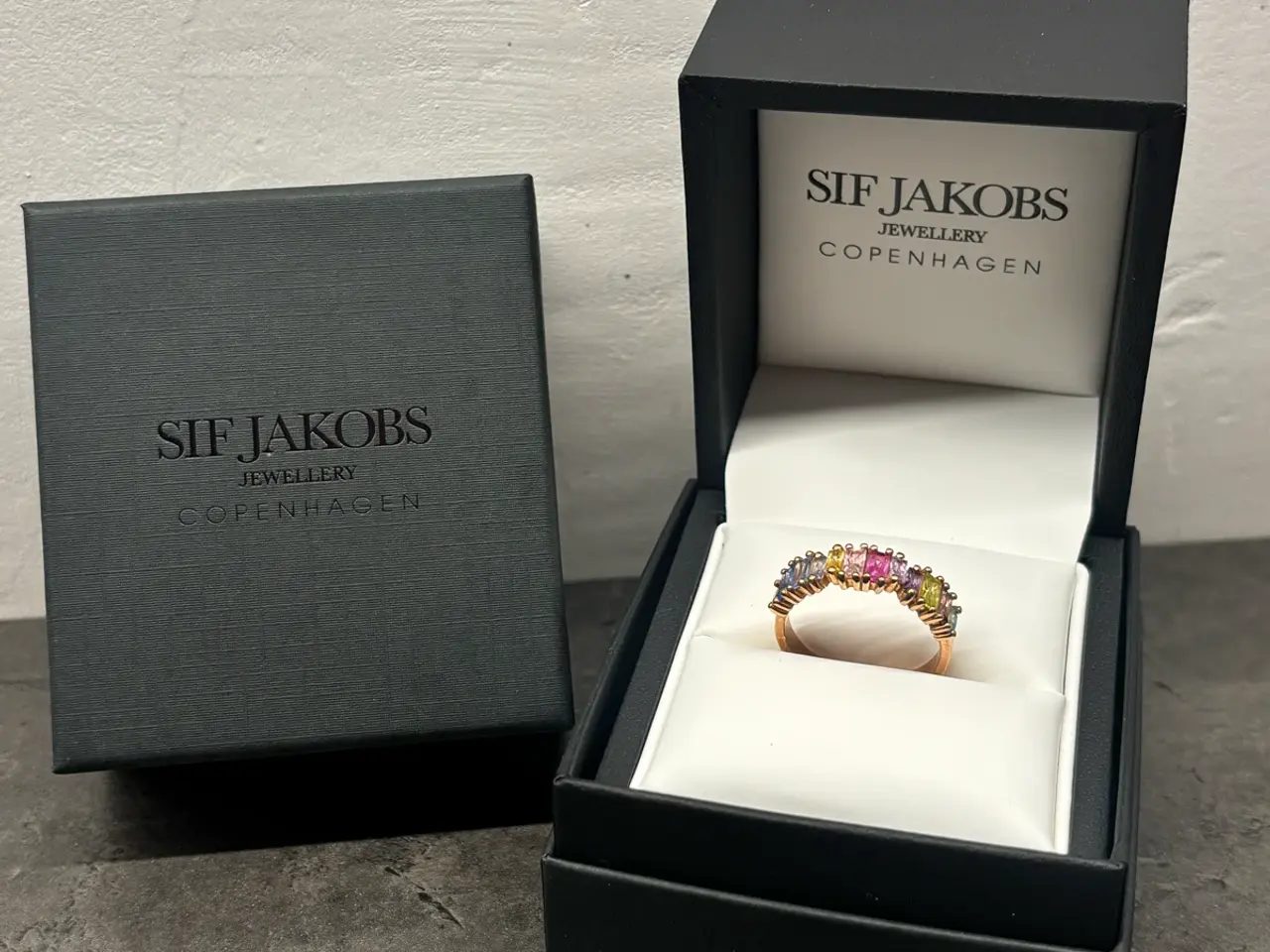 Billede 7 - Sif Jakobs ring i guld med multifarvet sten