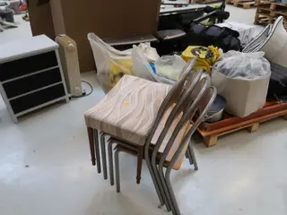 4 stk. stabelstole, kommode samt elradiator m.m.