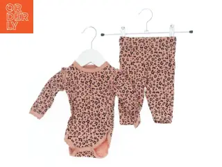 Leopard mønstret bodystocking og leggings sæt fra Petit (str. 56)