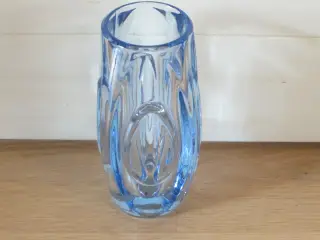 Fin tjekkisk vase ca 18 cm i højden