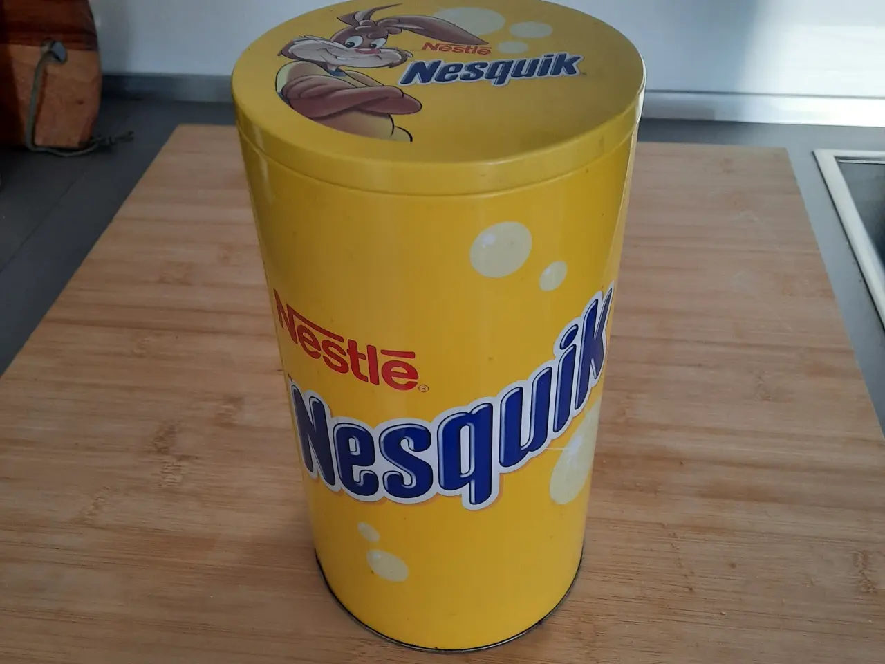 Billede 1 - Gul blikdåse fra Nestlé med sjovt motiv