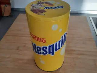 Gul blikdåse fra Nestlé med sjovt motiv