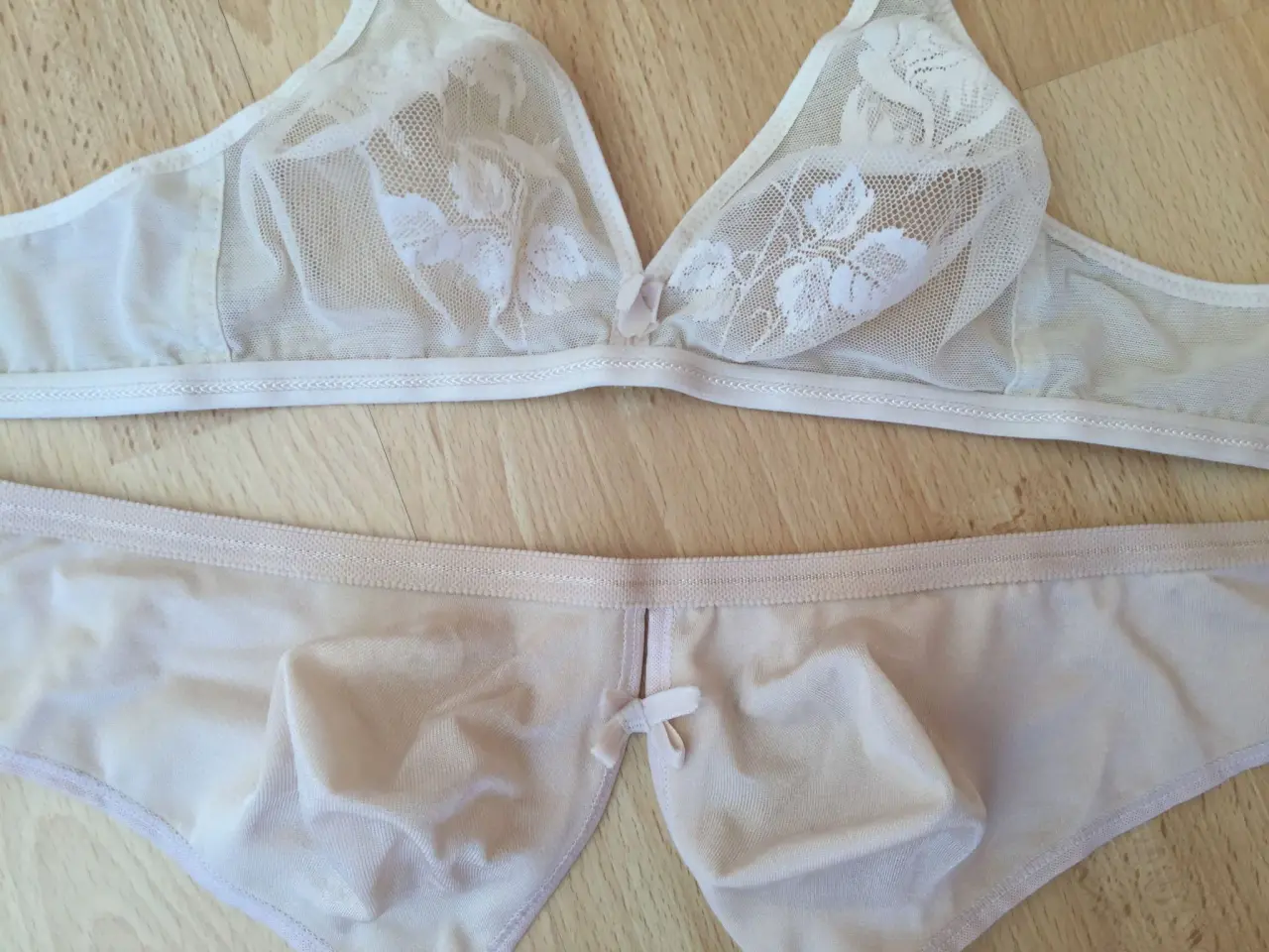 Billede 4 - 2 Triumph  BH  str. 36 / 38 - ialt 60 kr.