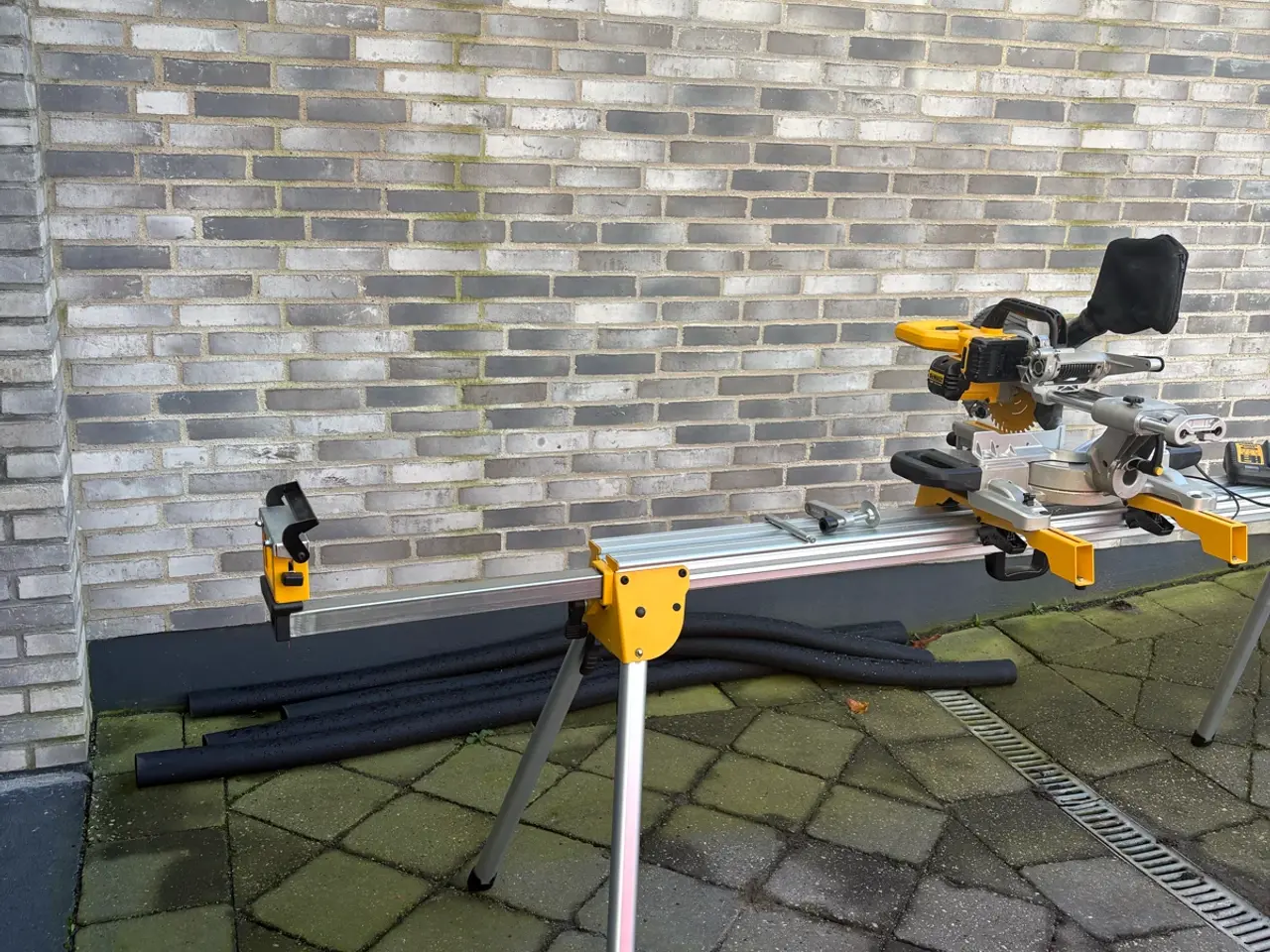 Billede 9 - DeWalt Kap-/geringssav på batteri med arbejdsbord 