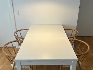 Spisebord med to tillægsplader
