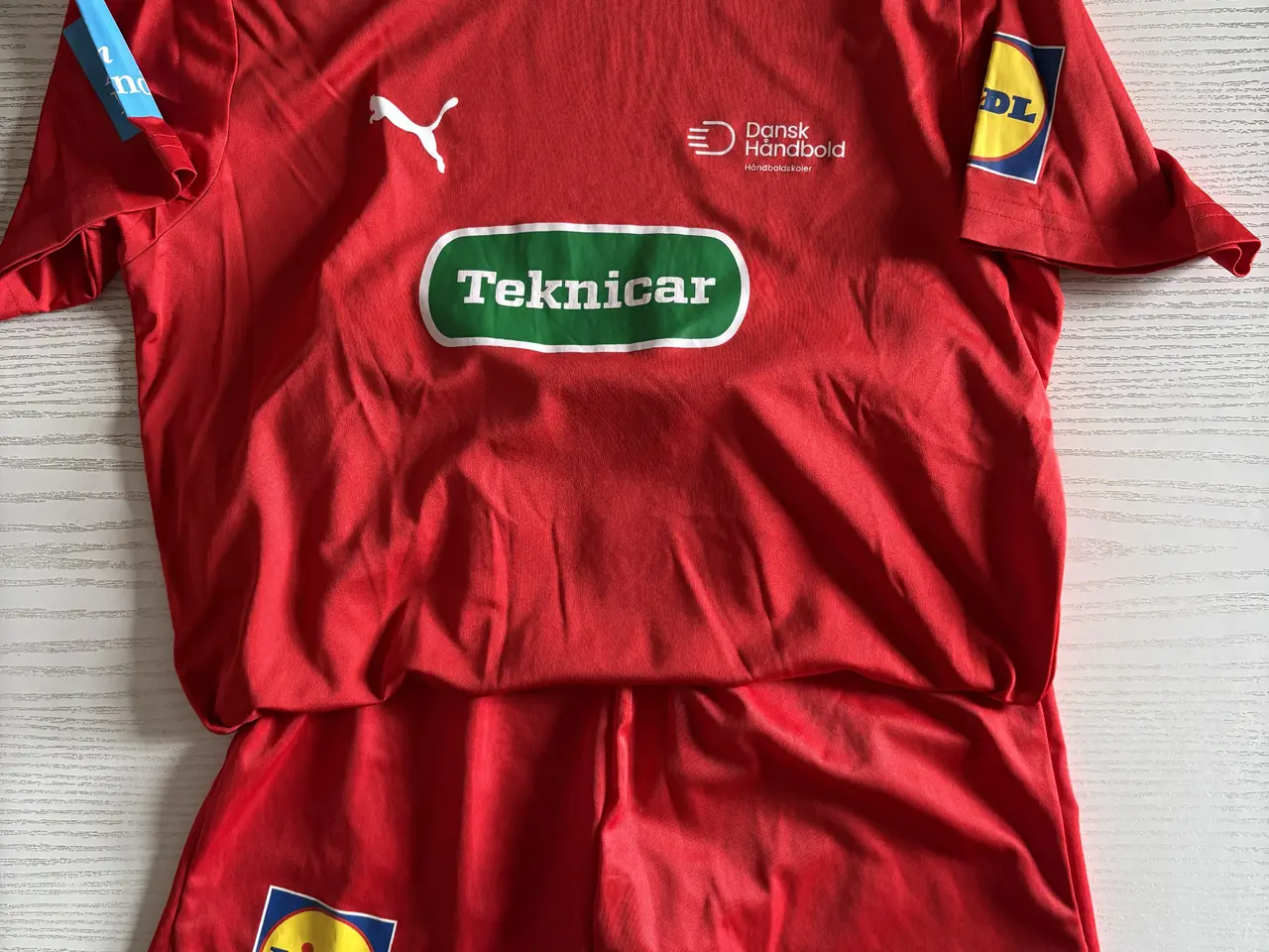 Billede 2 - Sportstøj bluse og shorts Puma str. 152
