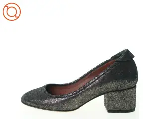 Pumps fra Yvonne Koné (str. 35)