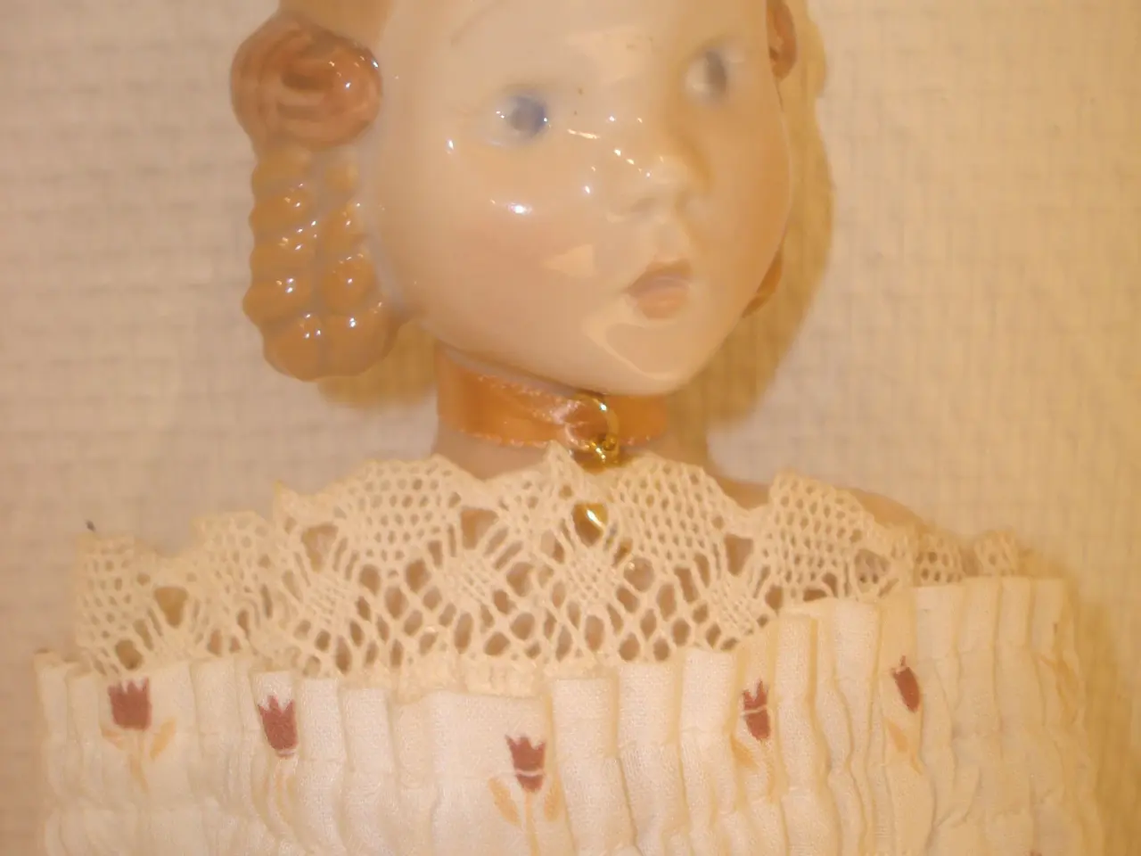 Billede 2 - B&G Årsfigur dukke Trine 1985, 35 cm høj ca
