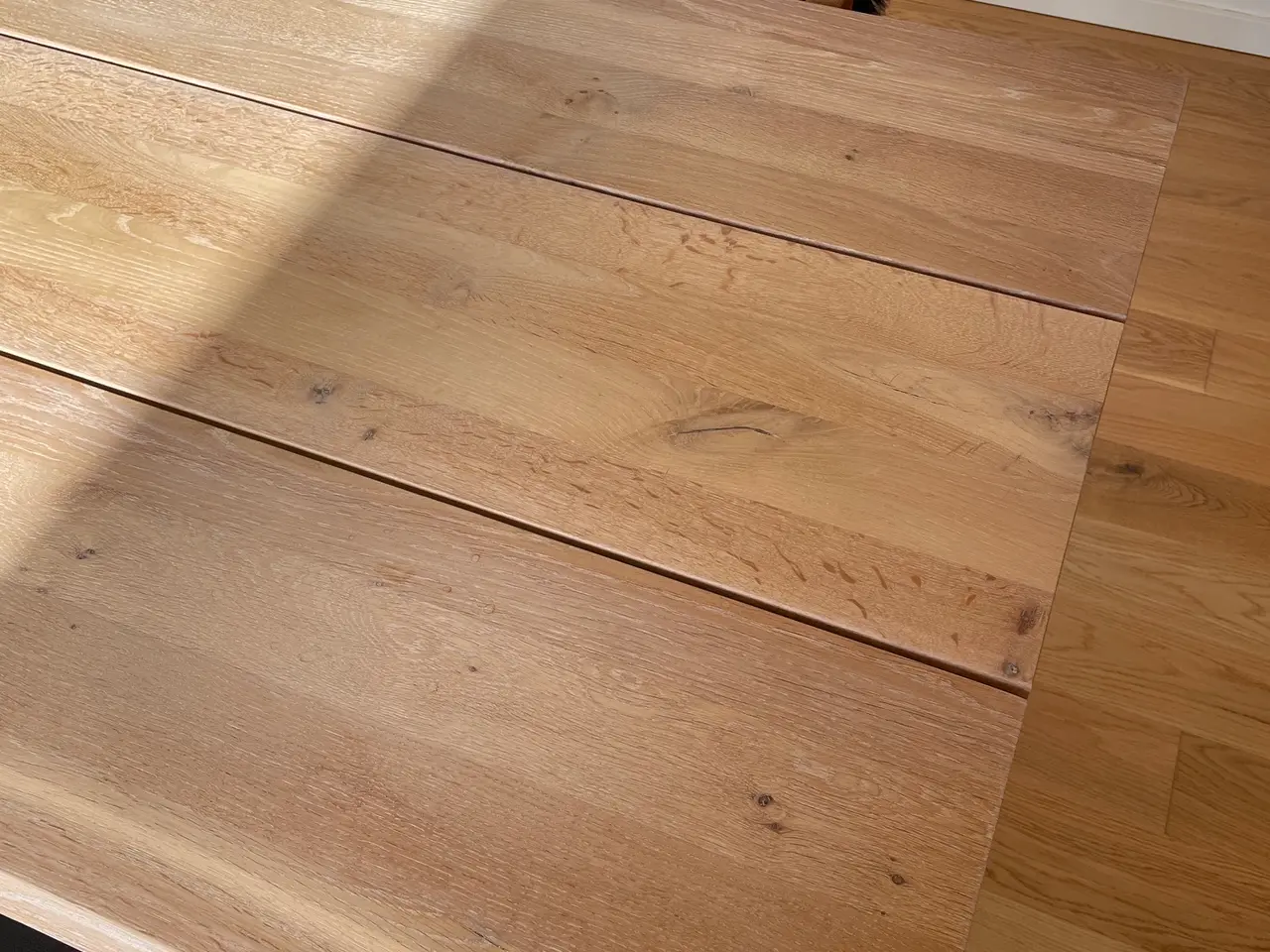 Billede 2 - Plankebord med 6 tilhørende træstole sælges